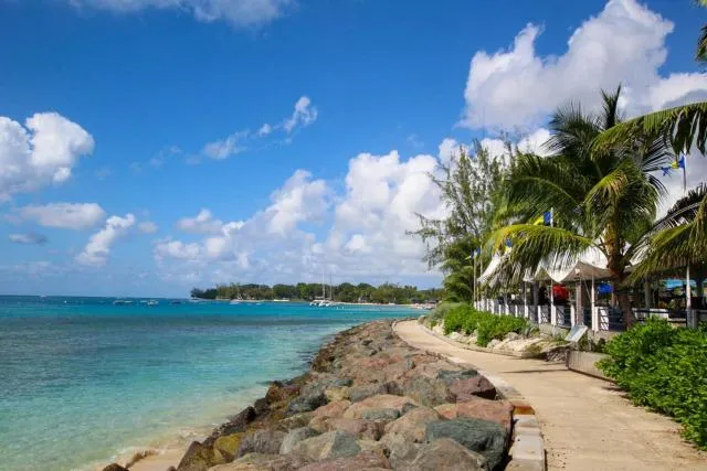  2 minute walk to Beach & Pool - Casual 2-Bed House home - picture  : Beach 