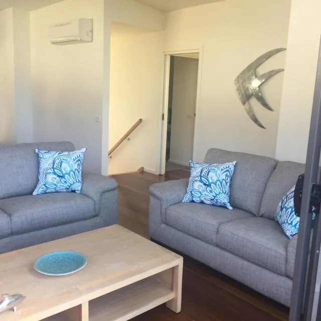  Earth Sea Sky - picture  : Seating area 