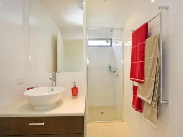  Earth Sea Sky - picture  : Bathroom 