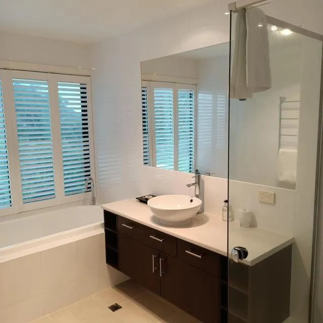  Earth Sea Sky - picture  : Bathroom 