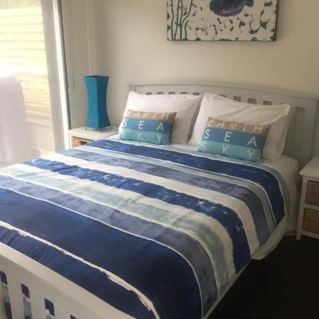  Earth Sea Sky - picture  : Bed 