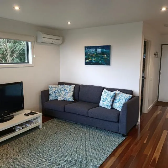  Earth Sea Sky - picture  : Seating area 