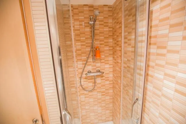  Apartaments Ashome - picture  : Shower,Bathroom,Property 
