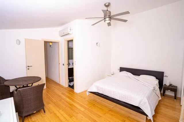  Antigua chiama Italia villas - picture  : Bed,Bedroom,fireplace,air conditioner,Property,Room 