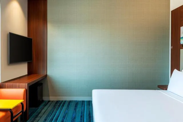  Aloft Dubai South - picture  : TV/entertainment centre,Photo of the whole room,Room 