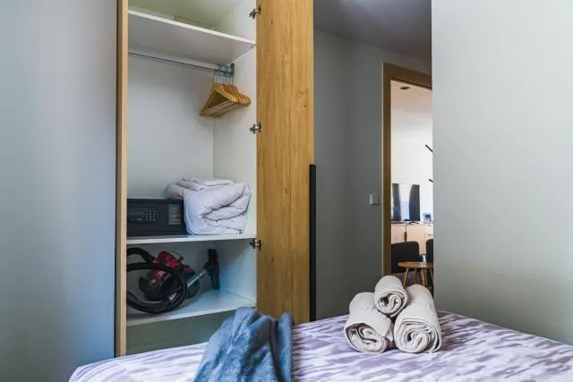  MIKKA CLOS - picture  : TV/entertainment centre,Bed 