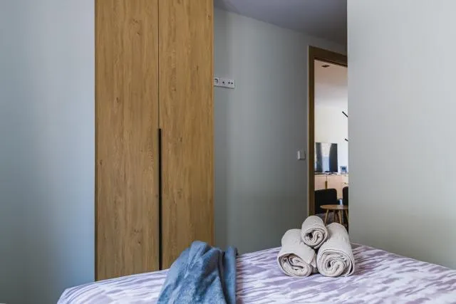  MIKKA CLOS - picture  : TV/entertainment centre,Bed 