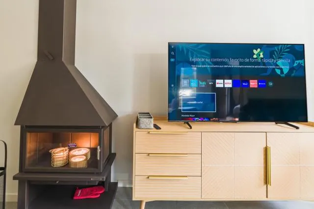  MIKKA CLOS - picture  : TV/entertainment centre 