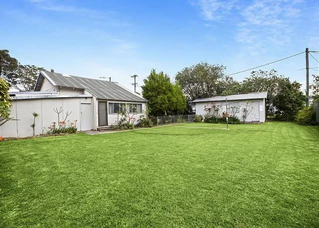  Driftway - picture  : Garden,Property building 