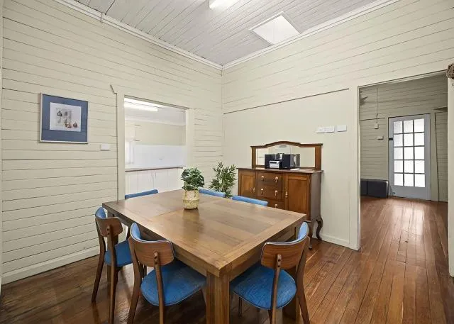  Driftway - picture  : Dining area 