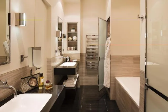  Hotel Marignan Champs-Elysées - photo  : Salle de bain,Salle de bain,Propriété 