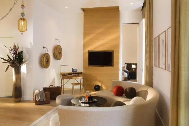  Hotel Marignan Champs-Elysées - photo  : Centre de télévision/divertissement,Zone assise,Chambre à coucher,Propriété 