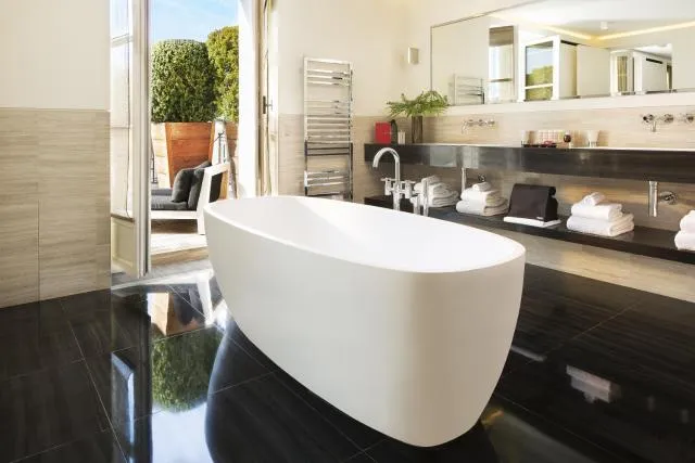  Hotel Marignan Champs-Elysées - photo  : Patio,Salle de bain,Salle de bain,Vue (depuis la propriété/la chambre),Photo de toute la pièce,Vue sur la cour intérieure,Bain,Propriété,Chambre 