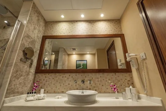  Elite Byblos Hotel - picture  : Shower,Toilet,Bathroom,Night,Bathroom,Area and facilities,heating,towels,Property 