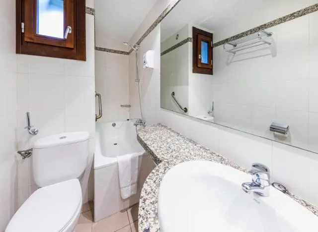  Apartaments Giberga - picture  : Shower,Toilet,Bathroom,Bath,towels,Property 