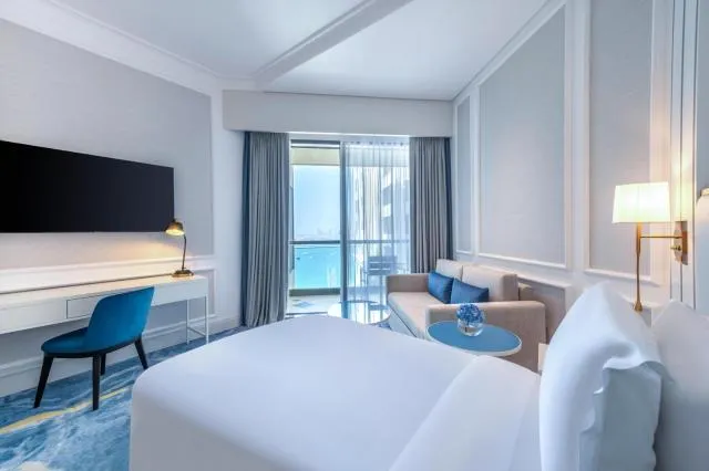  Sofitel Dubai Jumeirah Beach - picture  : TV/entertainment centre,Bed,Room 