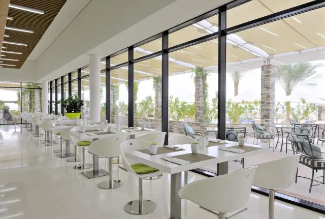  Park Inn by Radisson Abu Dhabi Yas Island - picture  : Toilet,Restaurant/places to eat,Continental breakfast,Property 