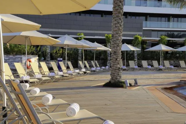  Park Inn by Radisson Abu Dhabi Yas Island - picture  : Swimming pool,Property 
