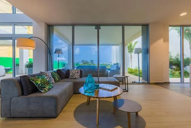  Stunning beachfront apartment with private jacuzzi - picture  : Seating area 