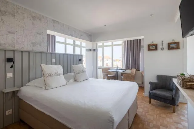  West Bay - picture  : Bed,Living room,Photo of the whole room,Property,Room 