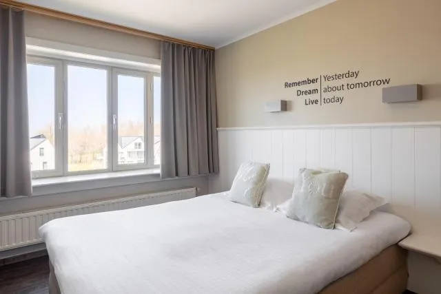  West Bay - picture  : Bed,Bed,Room 