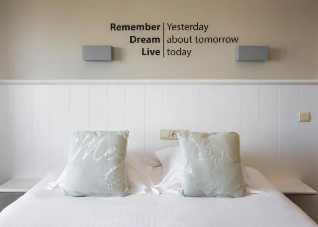  West Bay - picture  : Bed,Bed,Bedroom,Property,Room 