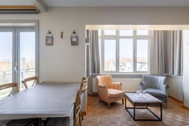  West Bay - picture  : Seating area,Living room,Seating area,Dining area,Property 