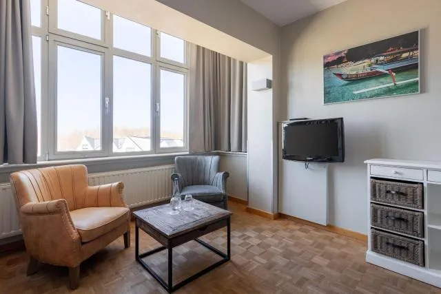  West Bay - picture  : Seating area,TV/entertainment centre,TV and multimedia,Living room,Seating area,Property 