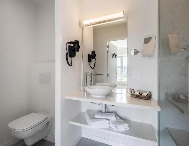  West Bay - picture  : Shower,Toilet,Bathroom,Bathroom,Property 