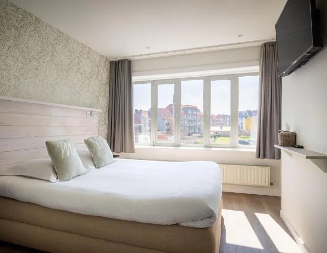  West Bay - picture  : Bed,TV and multimedia,Photo of the whole room,Property,Room 