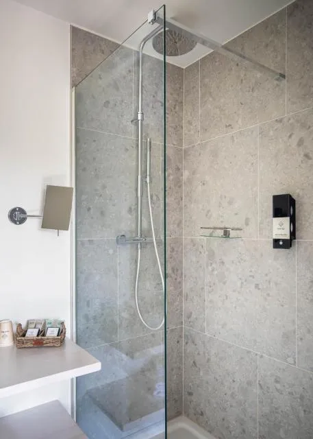  West Bay - picture  : Shower,Bathroom,TV/entertainment centre,Bathroom,Property 