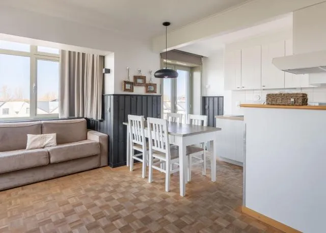  West Bay - picture  : Dining area,Kitchen or kitchenette,Living room,Seating area,Property 