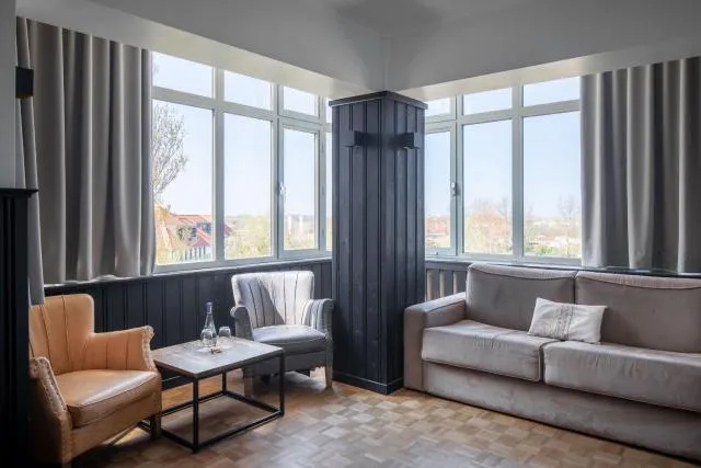  West Bay - picture  : Seating area,Living room,Seating area,Property 