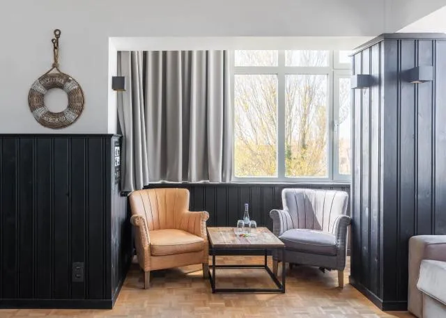  West Bay - picture  : Seating area,Living room,Seating area,Property 