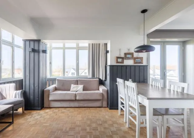  West Bay - picture  : Seating area,Seating area,Dining area,Property 