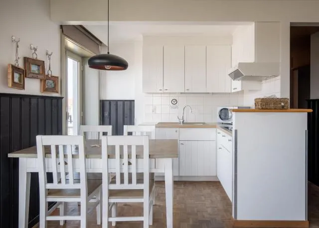  West Bay - picture  : Kitchen/kitchenette,Dining area,Kitchen or kitchenette,Dining area,minibar,Property 