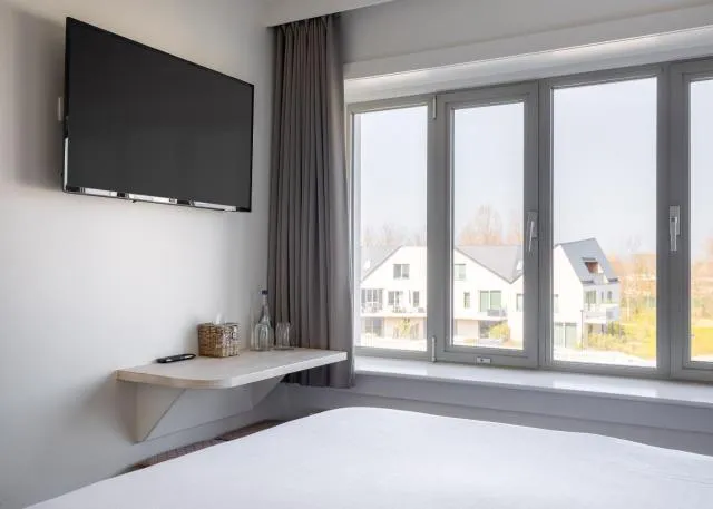  West Bay - picture  : TV/entertainment centre,Bed,TV and multimedia,Property 