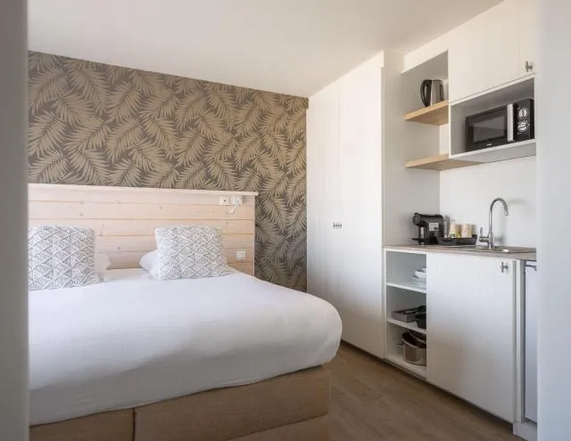  West Bay - picture  : Kitchen/kitchenette,Bed,Bed,Kitchen or kitchenette,Bedroom,Property,Room 