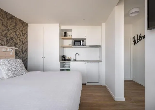  West Bay - picture  : Kitchen/kitchenette,Bed,Kitchen or kitchenette,Photo of the whole room,Property,Room 