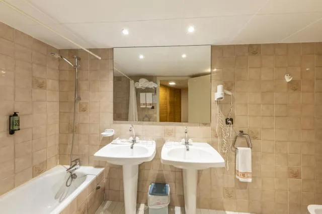  Hotel Bonavida - picture  : Toilet,Bathroom,Property 