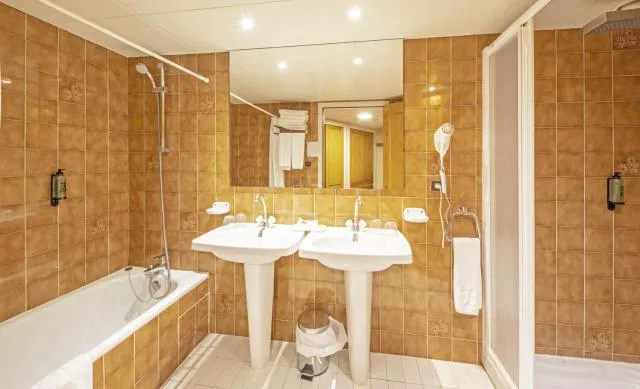  Hotel Bonavida - picture  : Bathroom,Bathroom,Property 