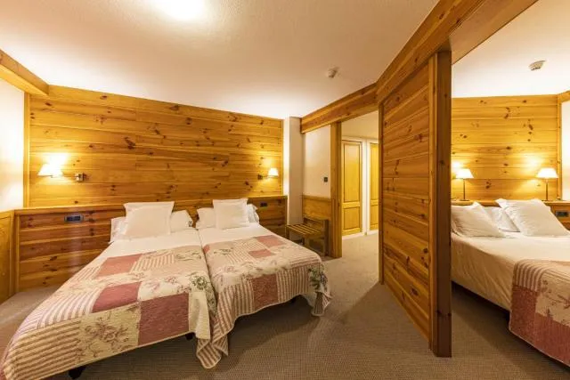  Hotel Bonavida - picture  : Bed,Photo of the whole room,Room 