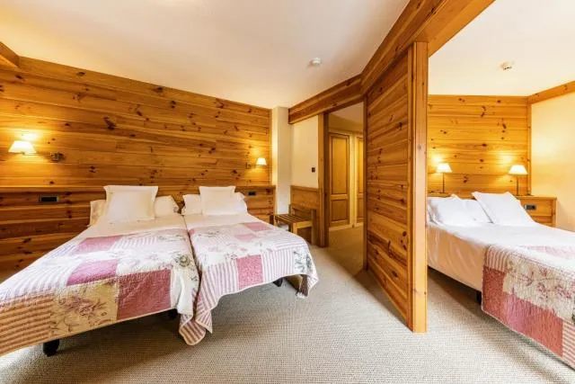  Hotel Bonavida - picture  : Bed,Photo of the whole room,Room 