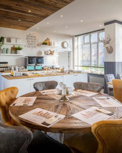  West Bay - picture  : Toilet,Dining area,Dining area,Food,Property 