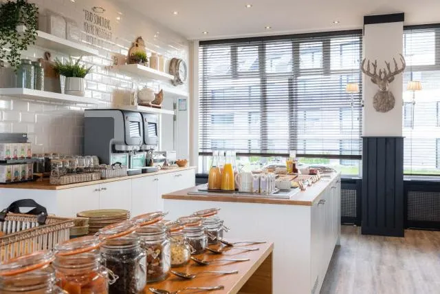  West Bay - picture  : Toilet,Kitchen/kitchenette,Coffee/tea facilities,Breakfast,Continental breakfast,Property 