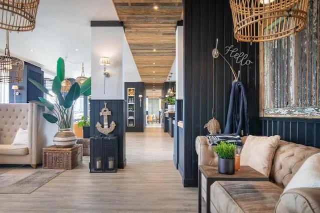  West Bay - picture  : Nearby landmark,Living room,Lobby or reception,Seating area,Property 