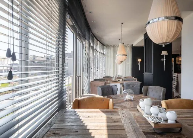  West Bay - picture  : Seating area,Living room,Seating area,Property 