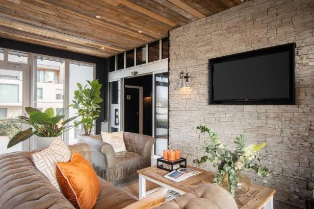  West Bay - picture  : TV and multimedia,Seating area,Property 