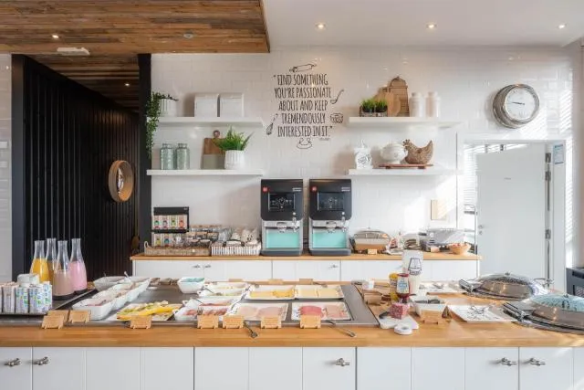  West Bay - picture  : Toilet,Breakfast,Continental breakfast,Buffet breakfast,Property 