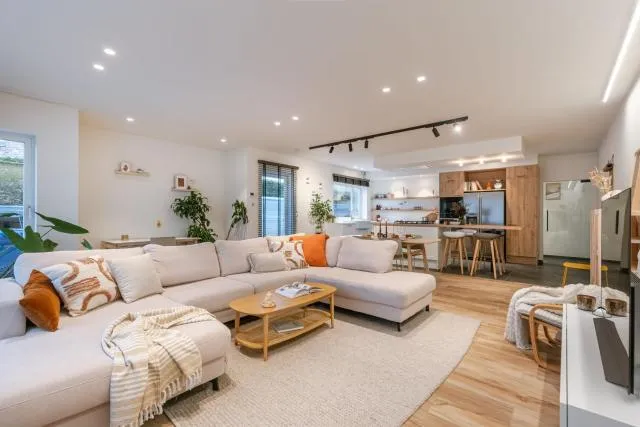  Modern and bohemian house with spacious garden - cover picture 